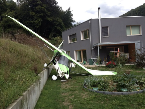 Der überlebende Pilot landet in einem Garten.