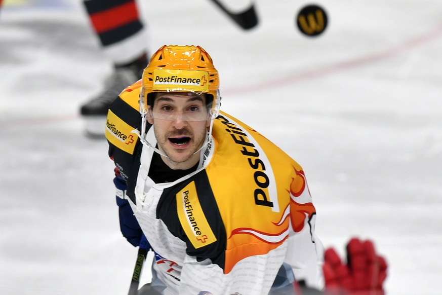 Der Zuercher Garrett Roe und der Puck beim Eishockeyspiel der National League ZSC Lions gegen den Lausanne HC in Zuerich am Samstag, 21.Dezember 2019. (PPR/Walter Bieri)