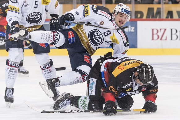 Ambris Marco Mueller, oben, fliegt ueber Berns Vincent Praplan beim Eishockey Meisterschaftsspiel der National League zwischen dem SC Bern und den HC Ambri-Piotta, am Samstag, 21. Dezember 2019 in der ...