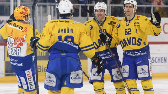 Davos Topscorer Broc Little, Davos Andres Ambuehl, Davos Sven Jung, und Davos Felicien Du Bois, von links, jubeln nach dem Tor (1-2), im ersten Eishockey Playoff-Viertelfinalspiel der National League  ...