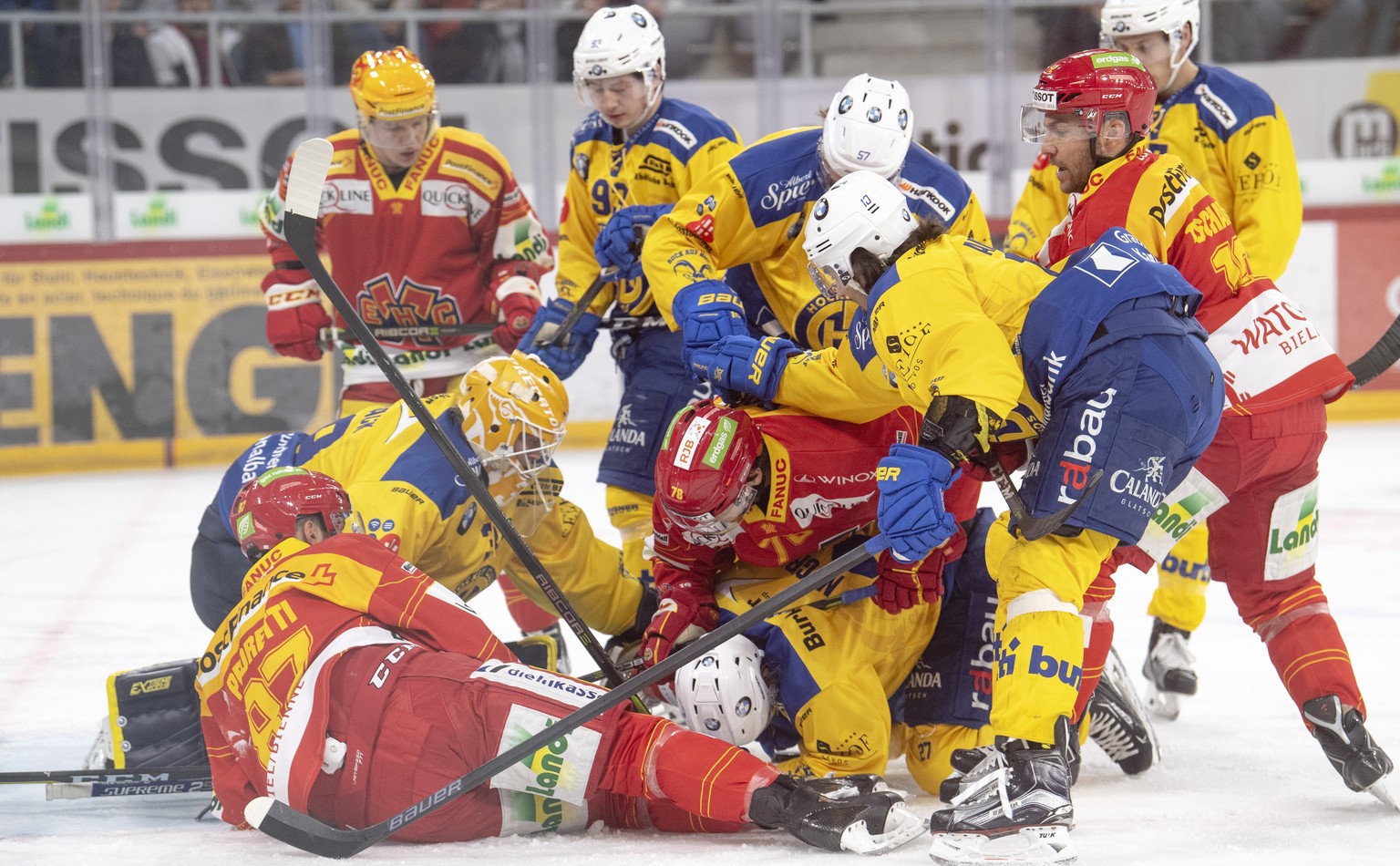 Biels Marco Pedretti, und Marc-Antoine Pouliot Mitte, kaempfen um den Puck, gegen Davos Goalie Anders Lindback, Andres Ambuehl, Mitte, waehrend dem Meisterschaftsspiel der National League, zwischen de ...