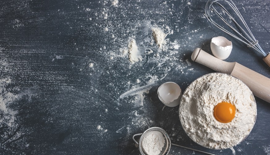 Mehl, Eier, Backen, Schwingbesen, Mehlsieb, Eigelb, Küche, Kochen