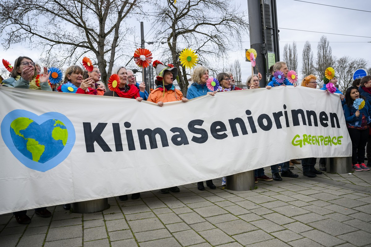 Des membres des Ainees pour la protection du climat (KlimaSeniorinnen) attendent dehors a la fin d'une audience publique devant la Grande Chambre de la Cour europeenne des droits de l'homme  ...