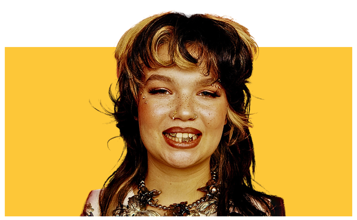 Lola Young est de retour pour «ba*ser tout le monde»