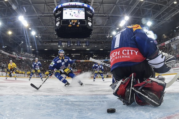 Biels Goalie Jonas Hiller muss den Treffer zum 1:0 hinnehmen im zweiten Eishockey Playoff-Viertelfinalspiel der National League A zwischen dem EHC Biel und dem SC Bern am Dienstag, 7. Maerz 2017, in d ...