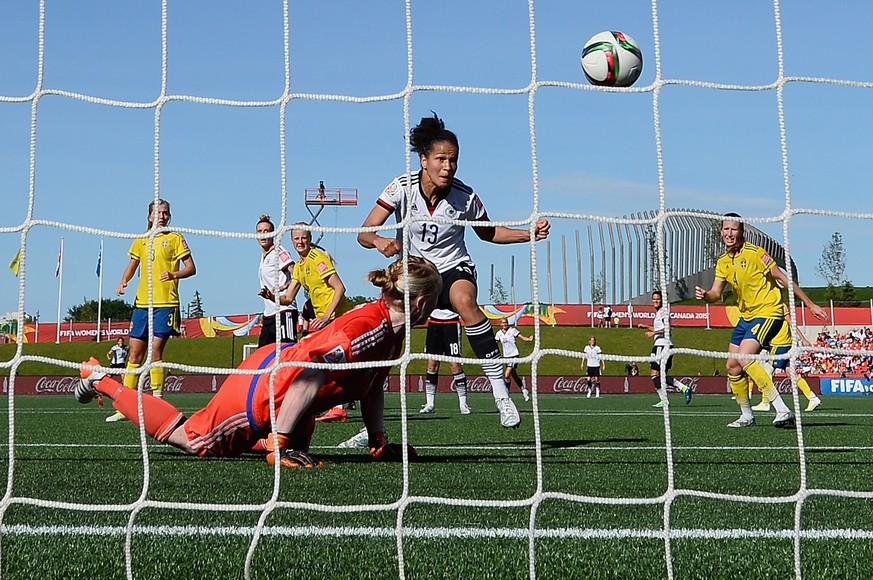 Die Deutsche Celia Sasic trifft zum dritten Tor gegen Schweden.