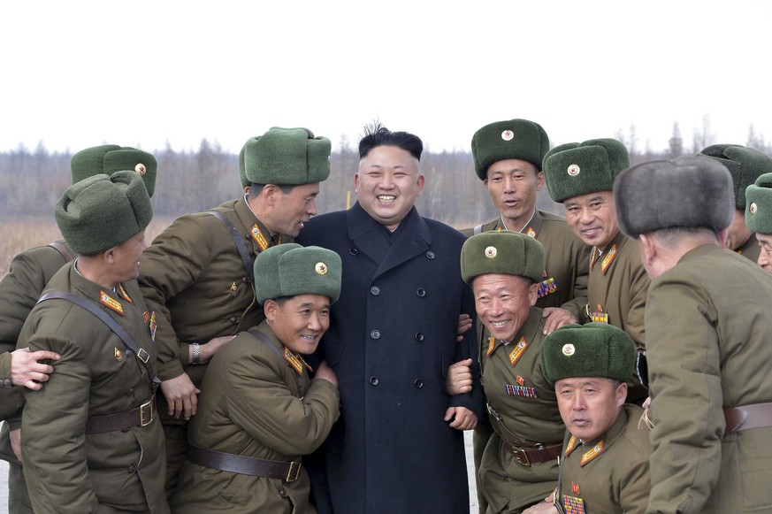 Diktator Kim Jong Un mit Offizieren der nordkoreanischen Armee.