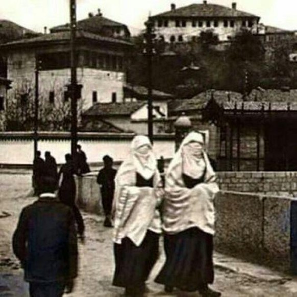 Muslimische Frauen in Bosnien um 1920.