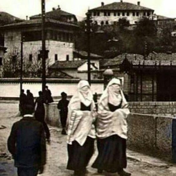 Muslimische Frauen in Bosnien, 1920
https://www.pinterest.cl/pin/367113807121583635/