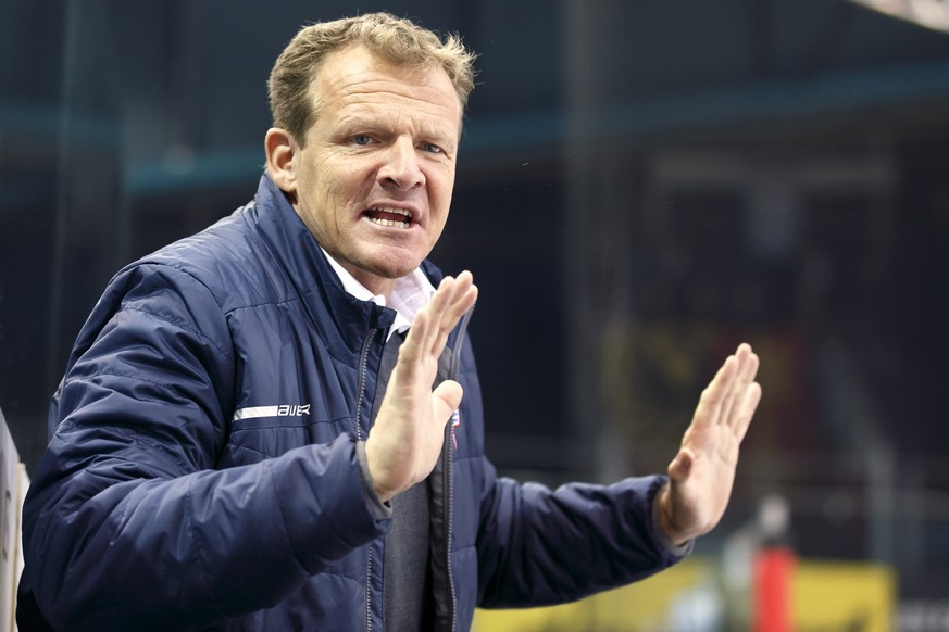 Kloten&#039;s Head coach Kevin Schlaepfer gestures, during a National League regular season game of the Swiss Championship between Geneve-Servette HC and EHC Kloten, at the ice stadium Les Vernets, in ...