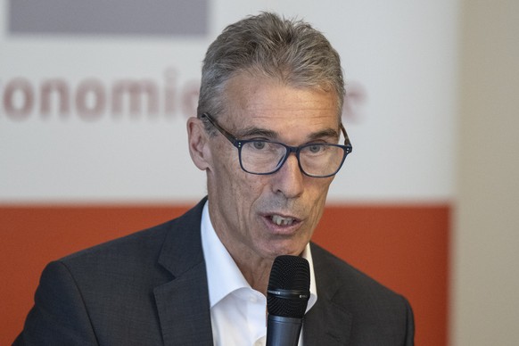 Severin Moser, Praesident Schweizerischer Arbeitgeberverband, spricht an einer Medienkonferenz zu US-Zoellen und dem Entlastungspaket des Bundes, am Montag, 5. Mai 2025, in Bern. (KEYSTONE/Peter Schne ...