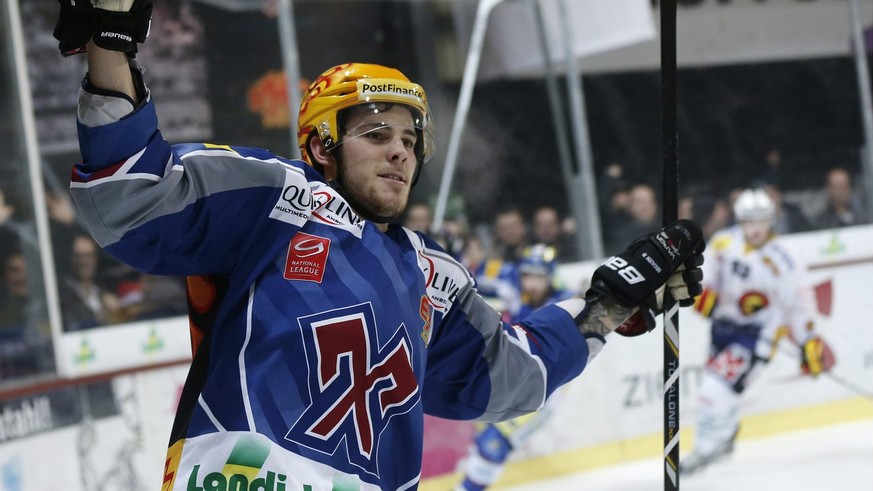 Biels Topscorer Tyler Seguin jubelt nach seinem Tor zum 3-1 gegen Berns Torhueter Marco Buehrer im Meisterschaftsspiel der National League A zwischen dem EHC Biel und dem SC Bern am Samstag, 22. Dezem ...