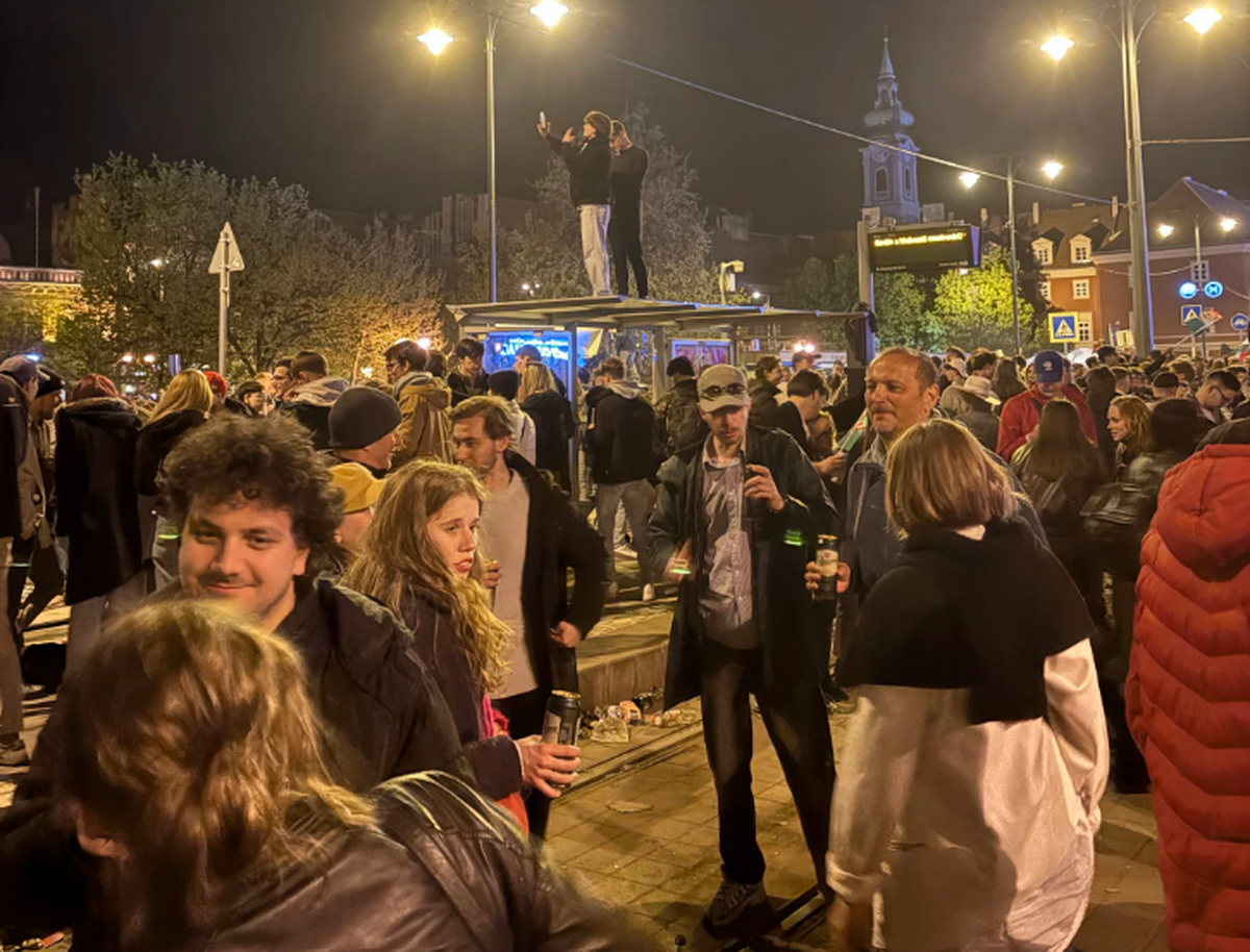 Nach dem Wahlsieg der Opposition gibts im orbankritischen Budapest kein Halten mehr: Alle strömen auf die Strasse.