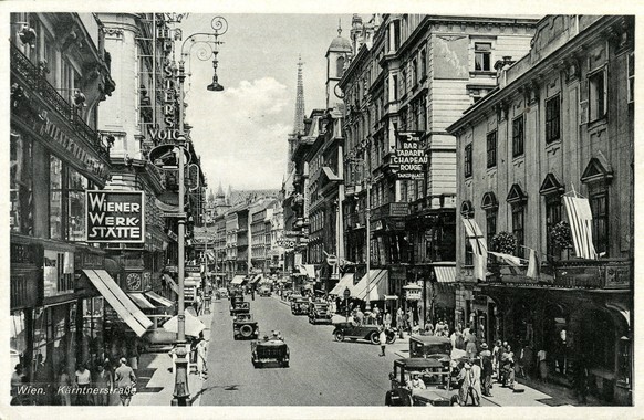 VIENNE annees 30 La Karntnerstrasse a Vienne, avec vue de l atelier Wiener Werkstatte. Carte postale vers 1930. Credit : IM/KHARBINE-TAPABOR. *** VIENNA years 30 The Karntnerstrasse in Vienna, with vi ...