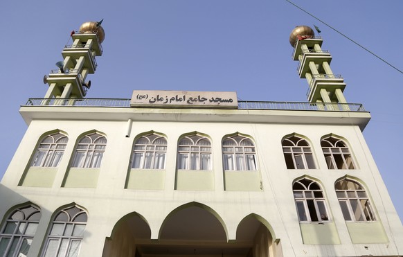 epa06279644 A view of Imam Zaman, a Shi&#039;ite Muslim mosque, after a suicide bomb attack that targeted a Shi&#039;ite Muslims Mosque in Kabul, Afghanistan, 21 October 2017. Nearly 70 people were ki ...