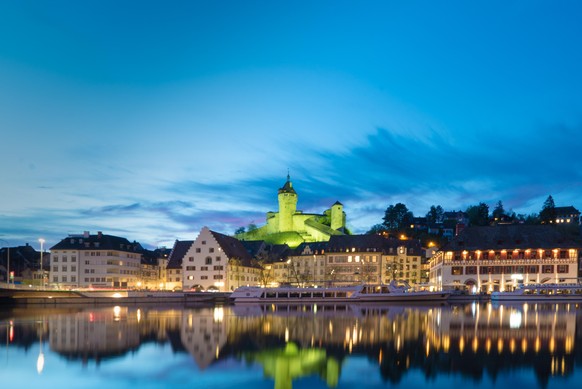 Der beleuchtete Munot in Schaffhausen. Es lohnt sich, das Bauwerk auch von innen zu besichtigen.