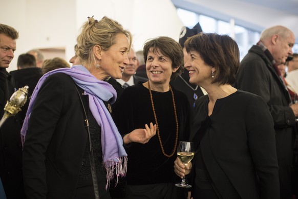 Die neu gewaehlte Bundespraesidentin Doris Leuthard, rechts, spricht mit Frau Landammann Susanne Hochueli, links, und Stadtpraesidentin Jolanda Urech, Mitte, anlaesslich ihres Empfangs im Kunsthaus, a ...