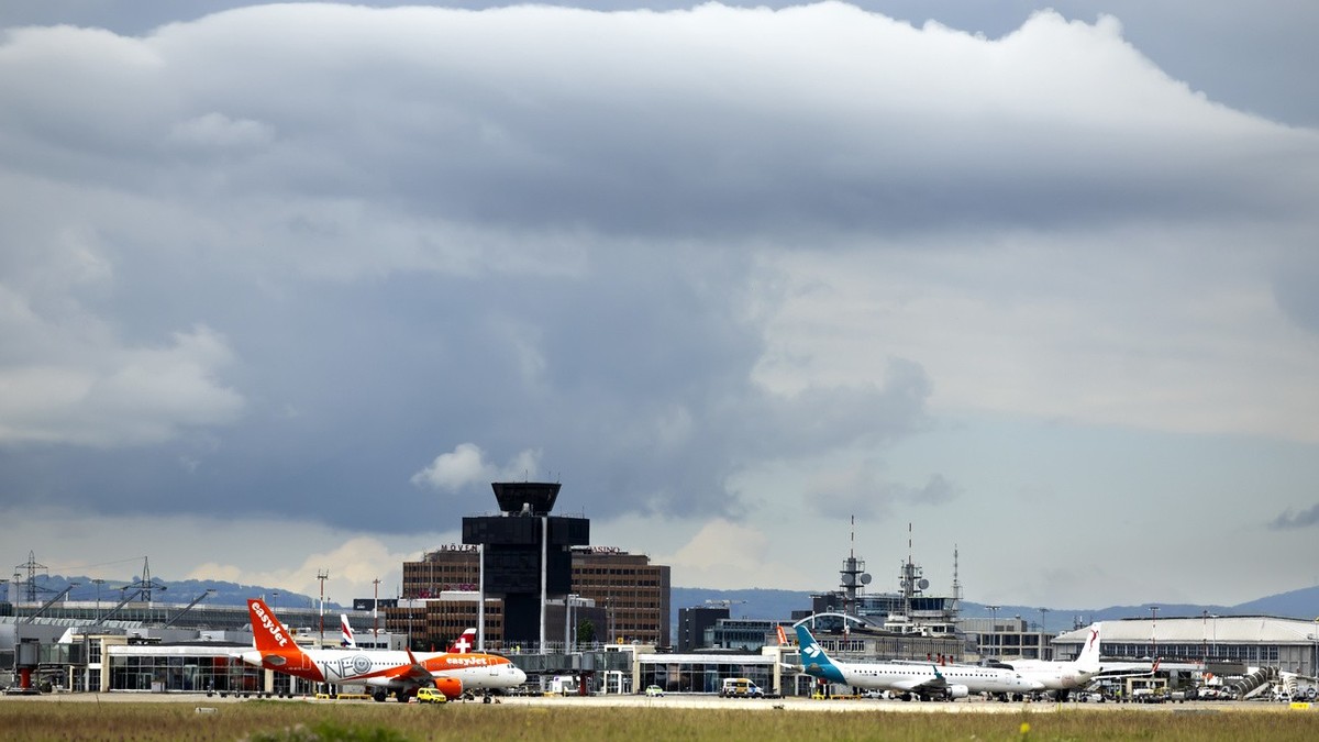Des avions sur le tarmac sont photographie, lors d'une presentation de la strategie de developpement durable de Geneve Aeroport, ce mardi 11 juin 2024 a Geneve. (KEYSTONE/Salvatore Di Nolfi)