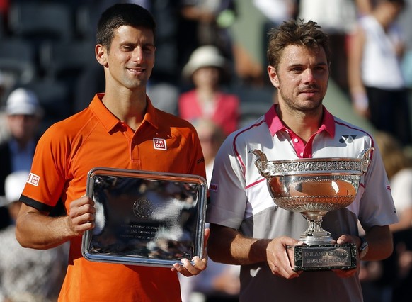 epa04788291 Winner Stan Wawrinka of Switzerland (R) and runner-up Novak Djokovic of Serbia pose with their trophies after the men&#039;s final match for the French Open tennis tournament at Roland Gar ...