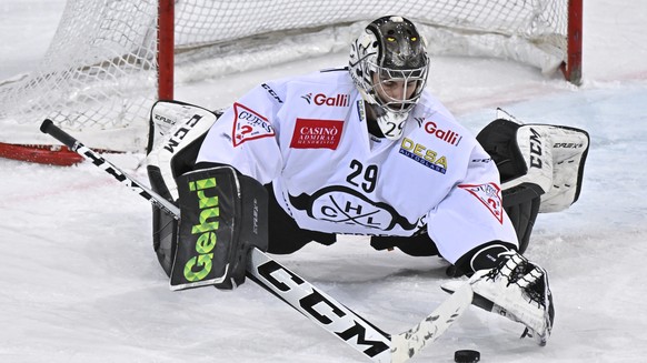Luganos Goalie Thibault Fatton hechtet nach der Scheibe, im Eishockey Qualifikationsspiel der National League zwischen dem HC Davos und dem HC Lugano, am Samstag, 26. Februar 2022, im Eisstadion in Da ...