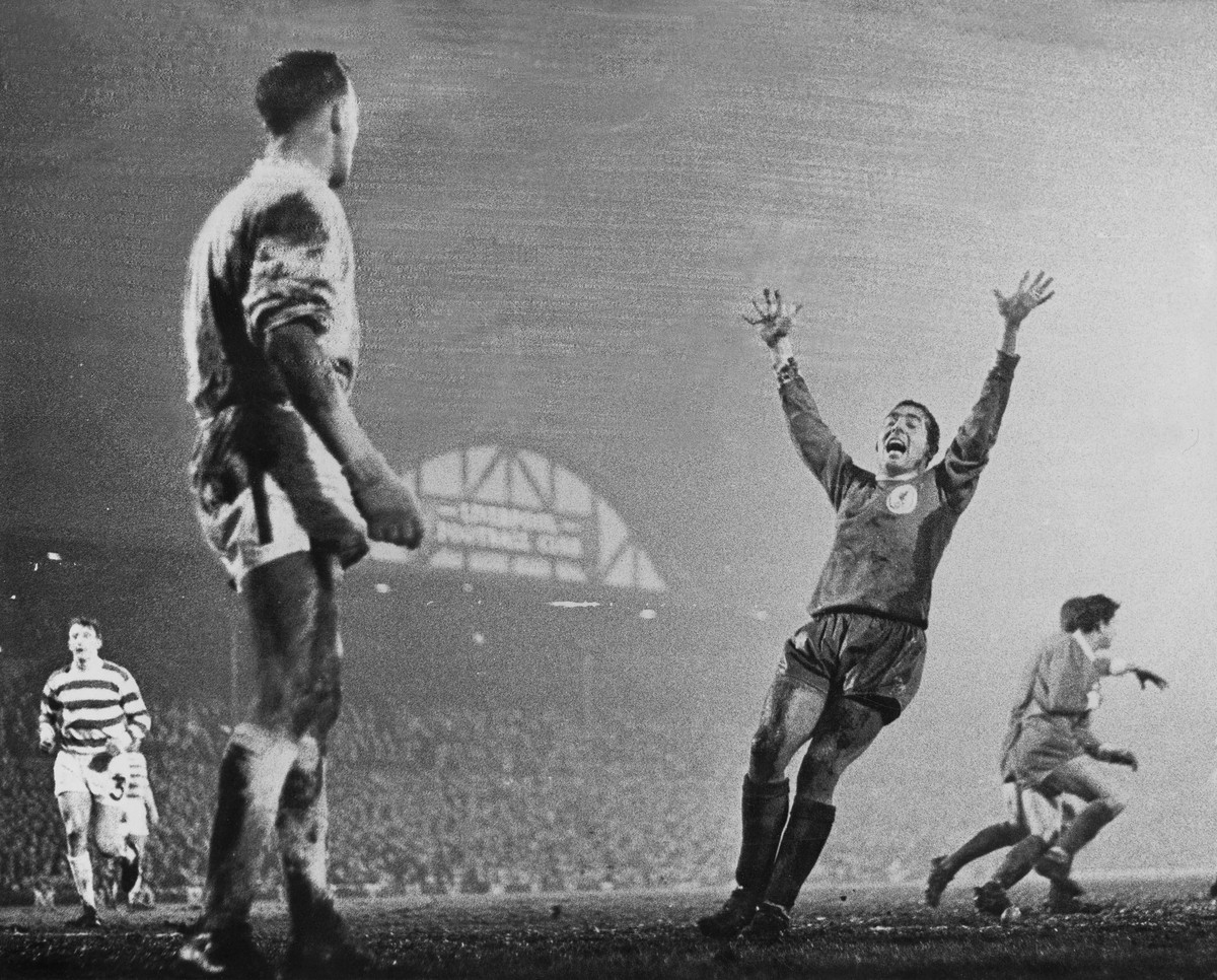 Bildnummer: 60007856 Datum: 07.03.2003 Copyright: imago/United Archives International
1966 European Cup Winner Cup semi final Celtic v Liverpool Ian St John throws up his arms in delight as beaten go ...