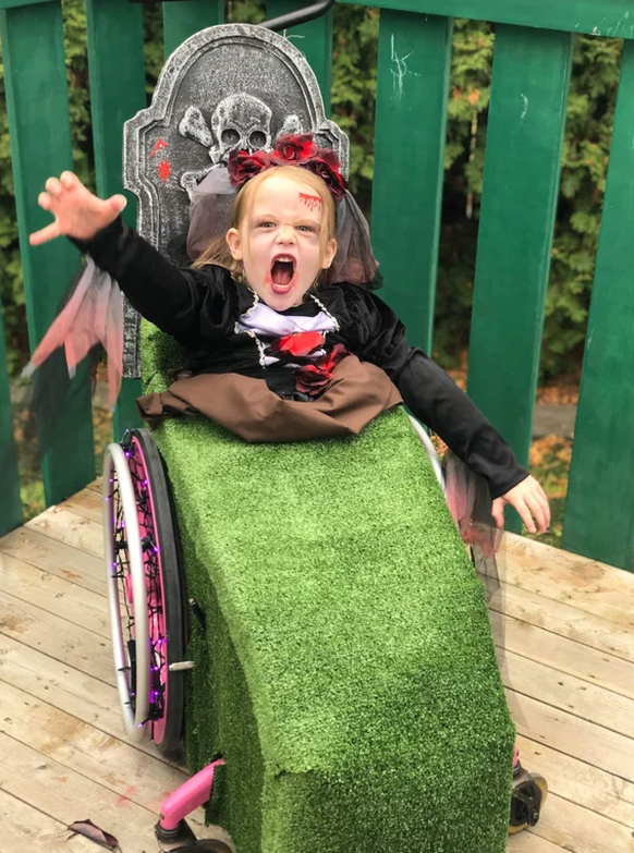Coole Halloweenkostüme für Kinder im Rollstuhl: Der Zombie.