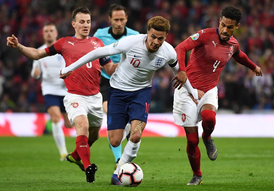epa07457048 England&#039;s Dele Alli (C) is chased by Theodor Gebre Selassie (R) and Vladimir Darida from the Czech Republic during the UEFA EURO 2020 qualifier soccer match between England and Czech  ...