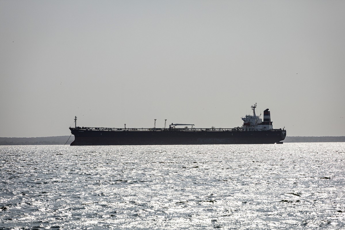 epa11997454 View of an oil tanker in Lake Maracaibo in Maracaibo, Venezuela, 29 March 2025. US President Donald Trump's decision to impose 25% tariffs on countries that buy crude oil from Caracas ...