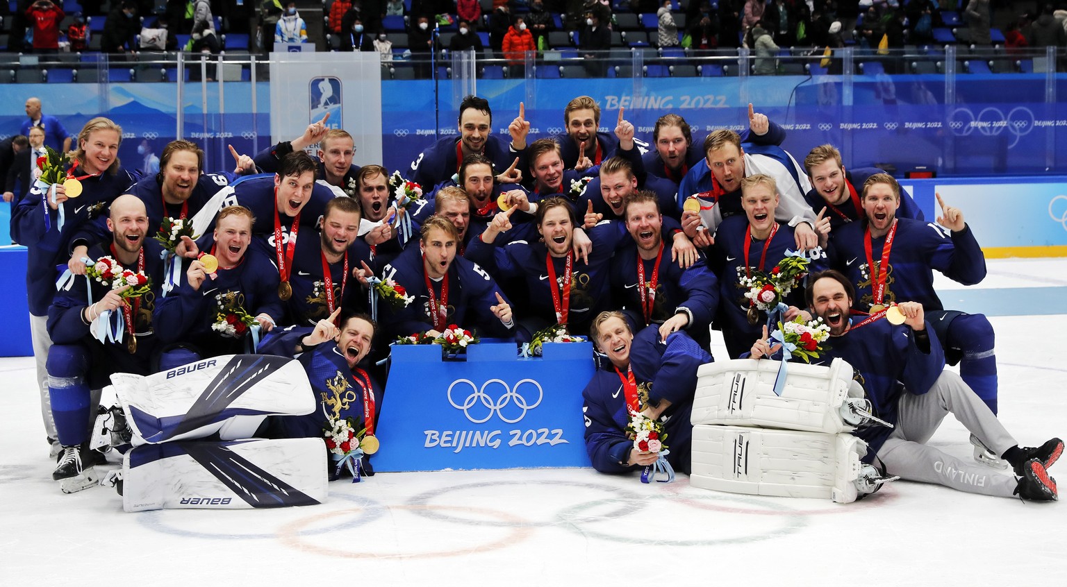 epa09773734 Gold medalists Team Finland pose with their medals after the Men&#039;s Ice Hockey gold medal match between Finland and the Russian Olympic Committee at the Beijing 2022 Olympic Games, Bei ...