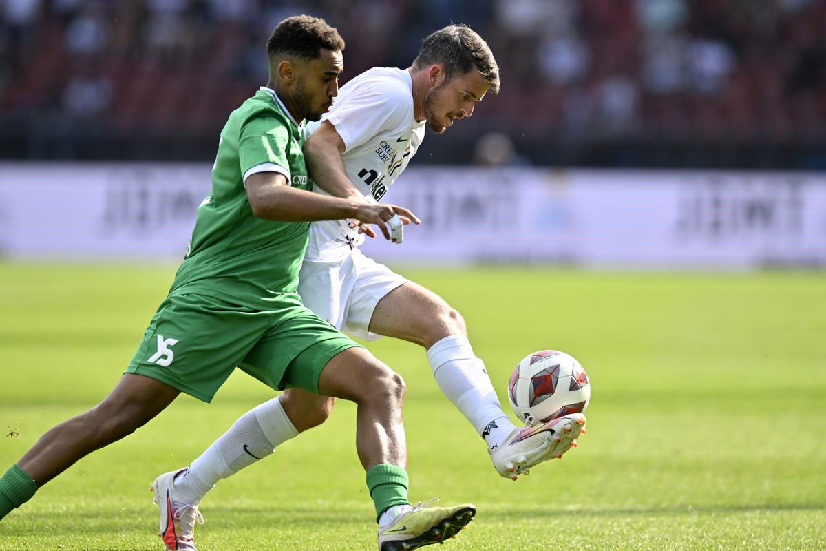 Der Zuercher Adrian Guerrero, rechts, gegen Yverdons Mauro Rodrigues, links, beim Fussballspiel der Super League FC Zuerich - Yverdon Sport FC im Stadion Letzigrund in Zuerich am Sonntag, 23. Juli 202 ...