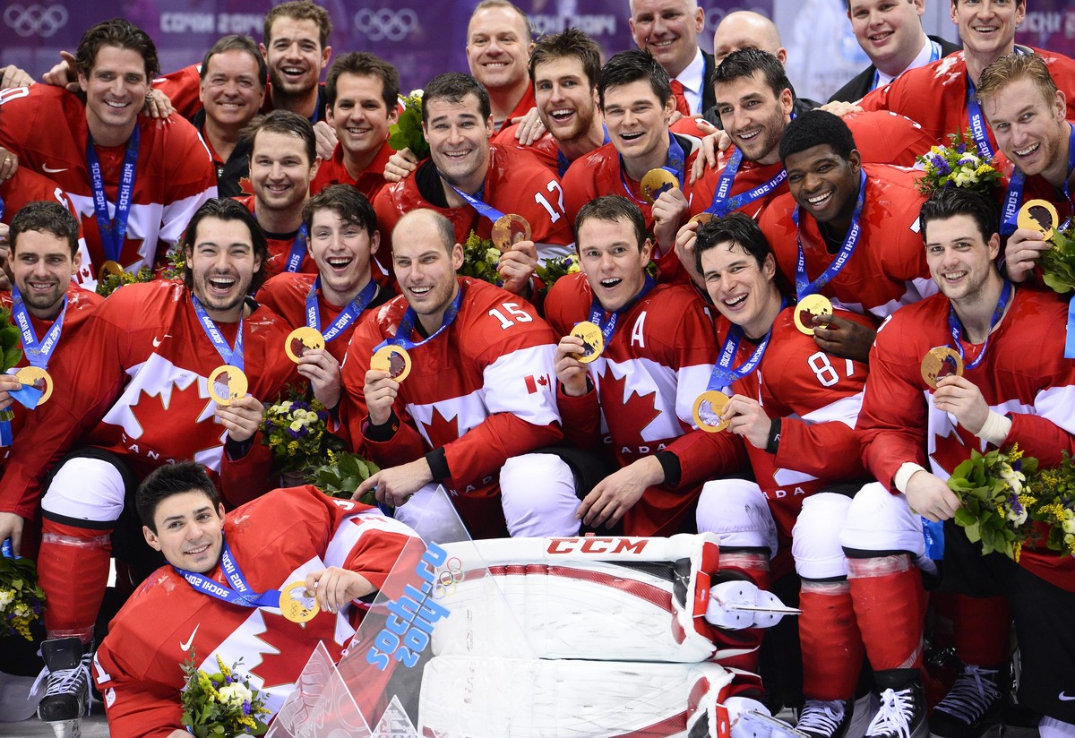 epa04097729 Team Canada pose after the medal ceremony of the Men's Gold Medal match between Sweden and Canada at the Bolshoy Ice Dome in the Men's Ice Hockey tournament at the Sochi 2014 Oly ...