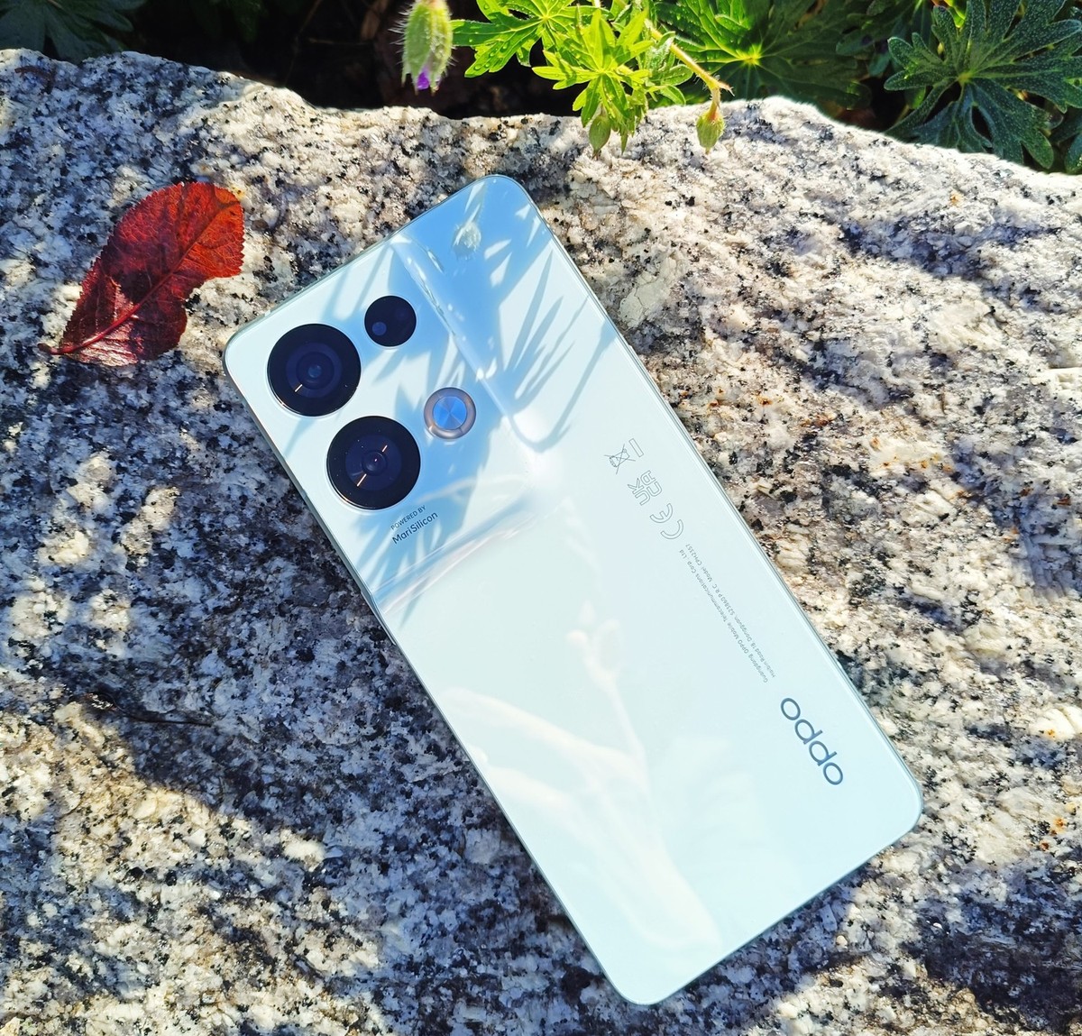 Oppo bietet das Reno 8 Pro in Schwarz und dem farblich mutigeren Glazed Green meines Testgeräts an.
