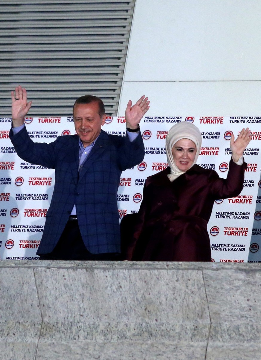 Der frisch gewählte Präsident Recep Tayip Erdogan winkt der Menge in Ankara zu - begleitet von seiner Frau Emine.