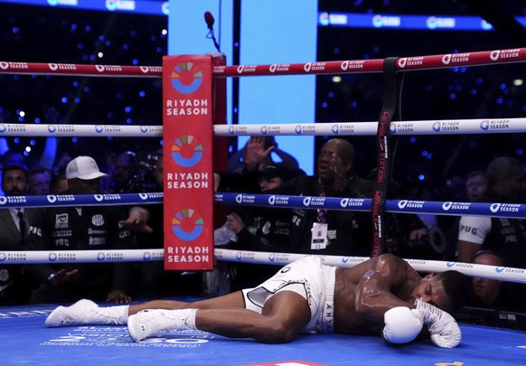 Anthony Joshua é nocauteado na luta IBF World Heavyweight contra Daniel Dubois no Estádio de Wembley, em Londres, sábado, 21 de setembro de 2024. (Bradley Collyer/PA via AP) Anthony Joshua