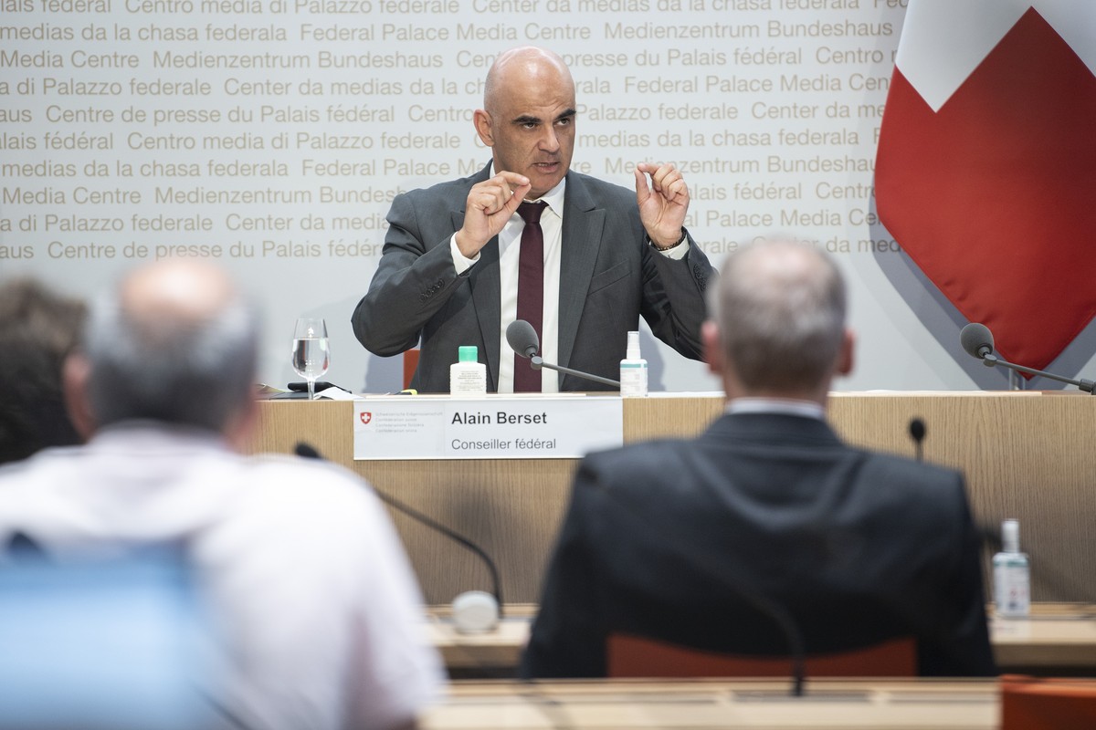 Bundesrat Alain Berset spricht an einer Medienkonferenz ueber Covid 19 Massnahmen, am Mittwoch, 11. August 2021, in Bern. (KEYSTONE/Peter Schneider)