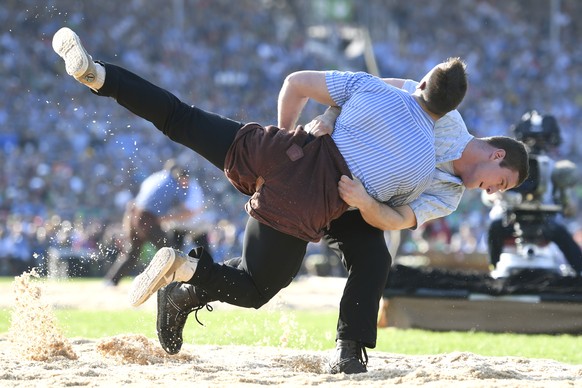 Armon Orlik, rechts, schwingt gegen Kilian Wenger, links, im 5. Gang am Eidgenoessischen Schwing- und Aelplerfest (ESAF) in Zug, am Sonntag, 25. August 2019. (KEYSTONE/Urs Flueeler)