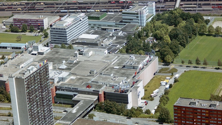 Das Shopping-Center von Spreitenbach, aufgenommen im Juni 1999. (KEYSTONE/Roger Doelly)