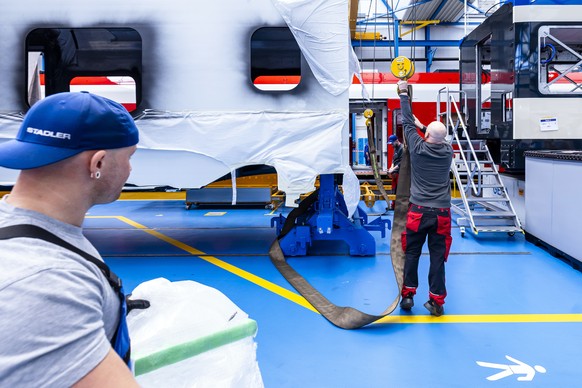 Mitarbeiter an der Arbeit in einer Produktionshalle der Stadler Rail, aufgenommen am Mittwoch, 19. Maerz 2025 in Bussnang. (KEYSTONE/Michael Buholzer).