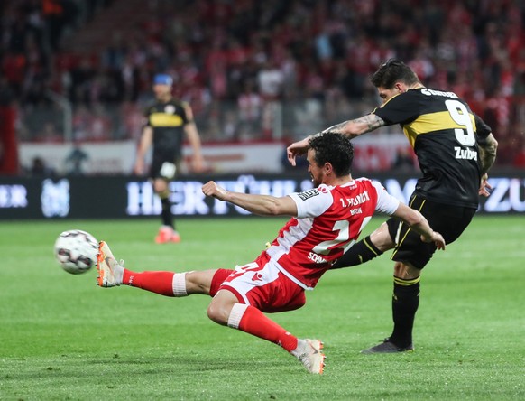 epa07606603 Union&#039;s Manuel Schmiedebach (L) in action against Stuttgart&#039;s Steven Zuber during the German Bundesliga relegation play-off second leg soccer match between 1. FC Union Berlin and ...