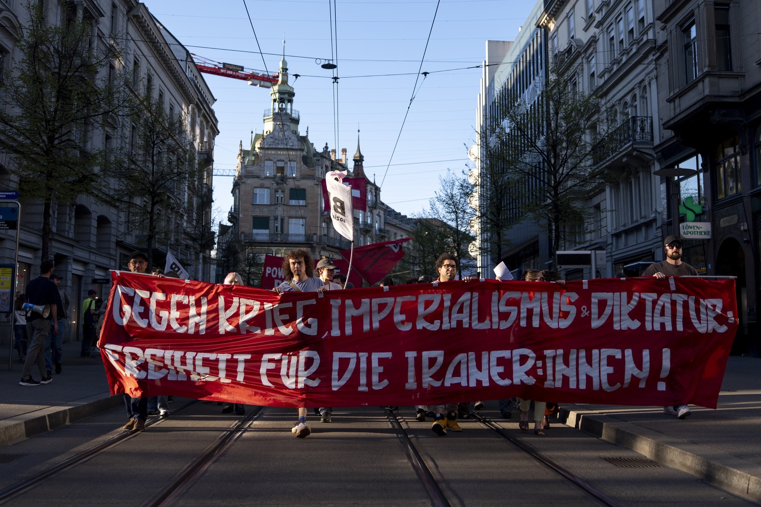 Personen ziehen an einer Demonstration gegen den Iran-Krieg der USA durch die Stadt am Mittwoch, 8. April 2026 in Zuerich. (KEYSTONE/Claudio Thoma)