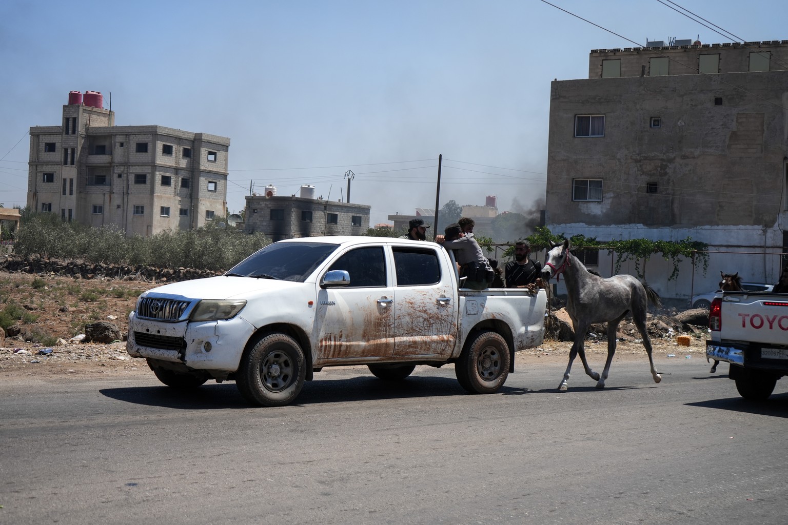 epa12245138 A family flee due to clashes between Bedouin tribes and local Druze factions, in the Suwayda countryside in southern Syria, on 18 July 2025. Several Bedouin tribes declared a general mobil ...