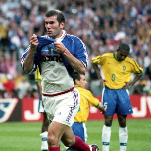 IMAGO / Buzzi

SQUADRA, ROBERT PIRES, BIXENTE LIZARAZU, ZINEDINE ZIDANE, MARCEL DESAILLY, LAURENT BLANC, JACQUES CHIRAC, DIDIER DESCHAMPS, CHRISTOPHE DUGARRY, YOURI DJORKAEFF, AIME JACQUET, Francia, C ...