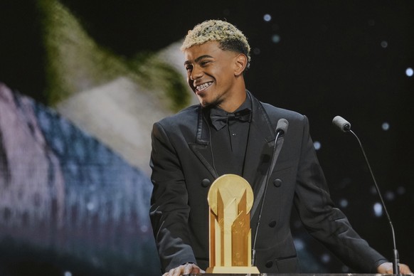Barcelona&#039;s Spanish player Lamine Yamal receives the Kopa Trophy during the 69th Ballon d&#039;Or (Golden Ball) award ceremony at Theatre du Chatelet in Paris, Monday, Sept. 22, 2025. (AP Photo/T ...