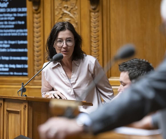 Martine Docourt, SP-NE, stellt eine Frage an Andreas Glarner, SVP-AG, bei den Debatten ueber die Ausserordentliche Session "Asyl", waehrend der Herbstsession der Eidgenoessischen Raete, am D ...