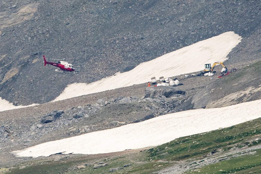 ARCHIVBILDER ZUR MITTEILUNG DES BAZL ZUM ABSTURZ DER JU-52, AM DONNERSTAG, 16. AUGUST 2018 ---- A helicopter flies over the site of the plane crash from Saturday afternoon near Flims, Switzerland, Mon ...