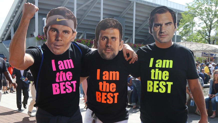 Fans tragen Masken der drei dominierenden Tennisspieler der letzten fünfzehn Jahre: Rafael Nadal, Novak Djokovic und Roger Federer. 