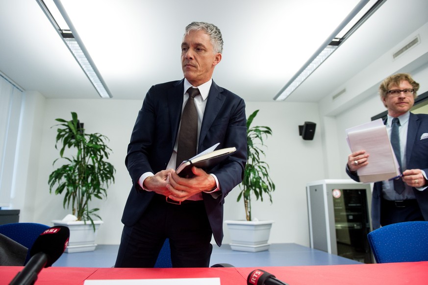 Bundesanwalt Michael Lauber, links, und Andre Marty Informationschef bei der Bundesanwaltschaft, erscheinen zu einer Pressekonferenz in Lugano TI am Dienstag, 3. November 2015. (KEYSTONE/Ti-Press/Gabr ...