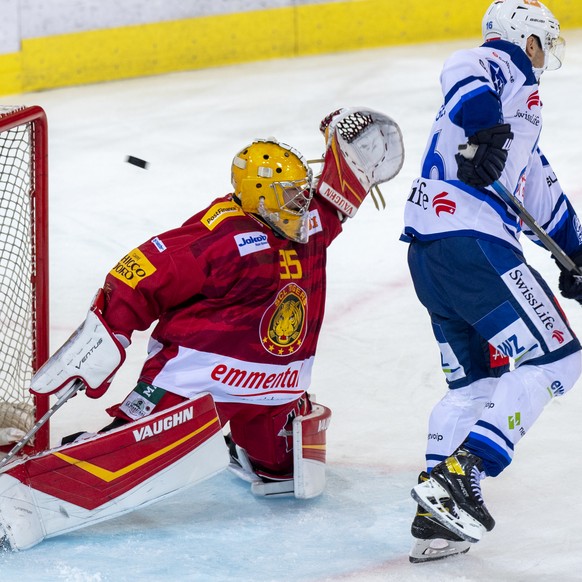 Tigers Goalie Gianluca Zaetta, geschlagen zum 1:4 Lions Marcus Krueger, nimmt ihm die Sicht, waehrend dem Meisterschaftsspiel der National League, zwischen den SCL Tigers und den ZSC Lions, am Samstag ...