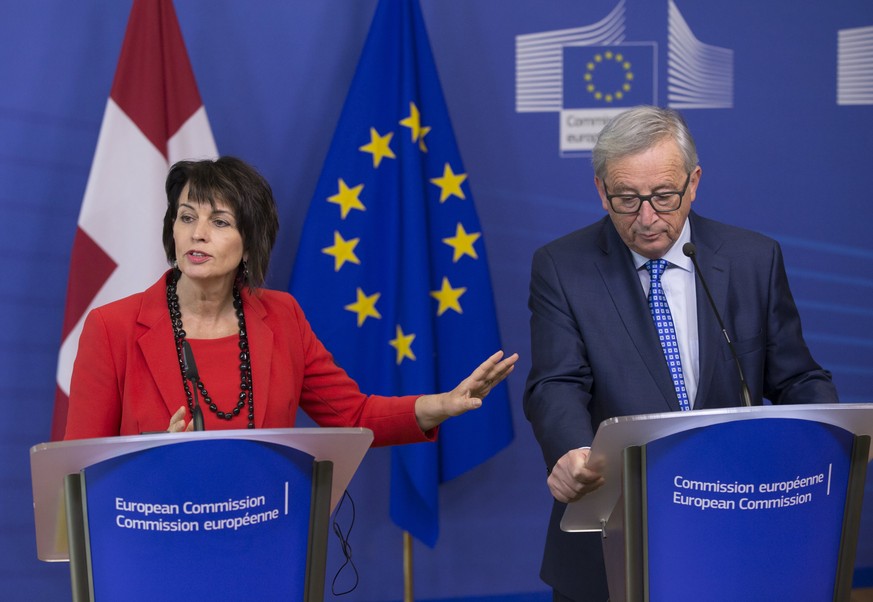 epa05891752 EU commission President Jean-Claude Juncker (R) and President of the Swiss Confederation Doris Leuthard (L), hold a joint press conference in Brussels, Belgium, 06 April 2017. EPA/OLIVIER  ...