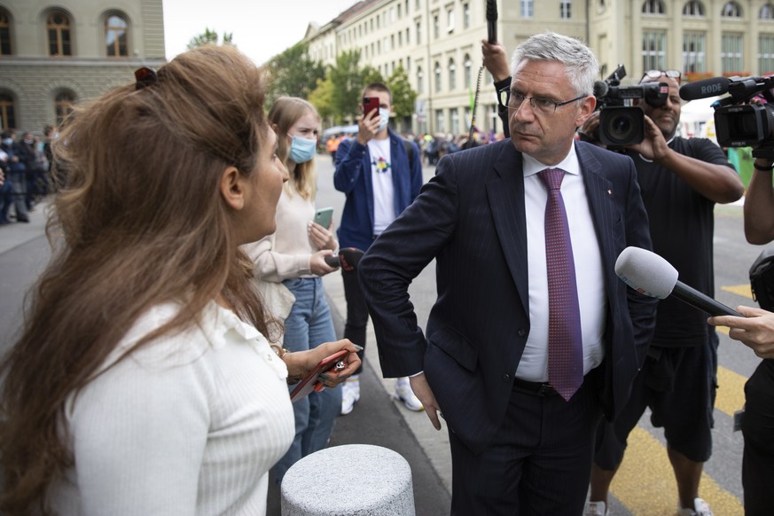 Andreas Glarner, Nationalrat SVP-AG, rechts, diskutiert mit Sibel Arslan, Nationalraetin GP-BS, links, waehrend der Aktionswoche Rise up for Change auf dem Bundesplatz, am Dienstag, 22. September 2020 ...